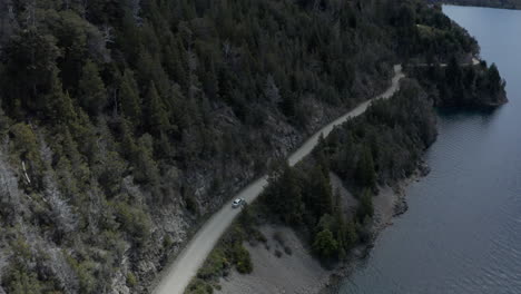 Antena---Carretera-Y-Lago-Moreno-Cerca-De-Bariloche,-Río-Negro,-Argentina,-A-La-Derecha,-Incline-Hacia-Adelante