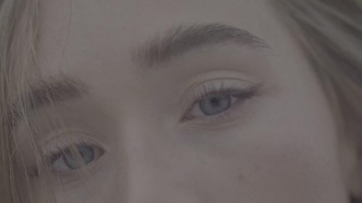 primer plano de la cara de una mujer joven