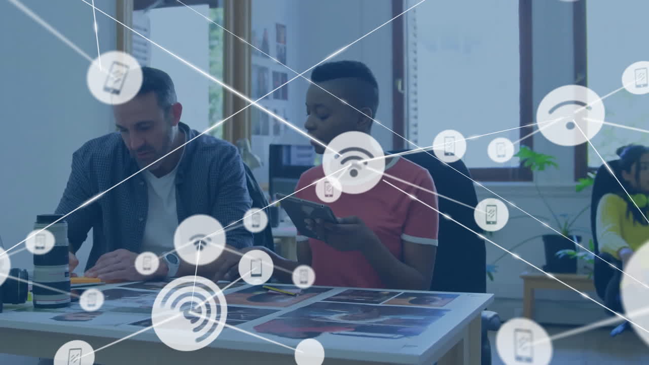 animación de la red de conexiones con iconos sobre diversos colegas discutiendo el trabajo