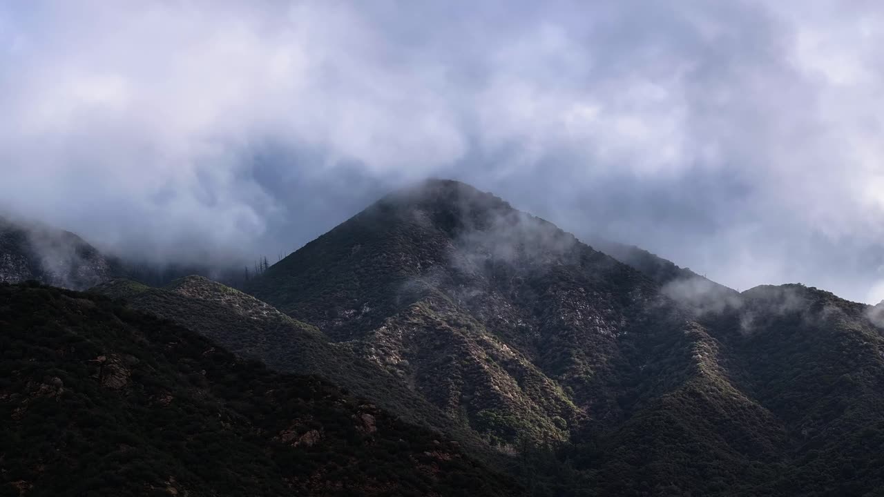 niebla atmosférica y capa de nubes descansando sobre la cordillera de san gorgonio en un día de cielo azul en el bosque nacional de san bernardino 60 fps