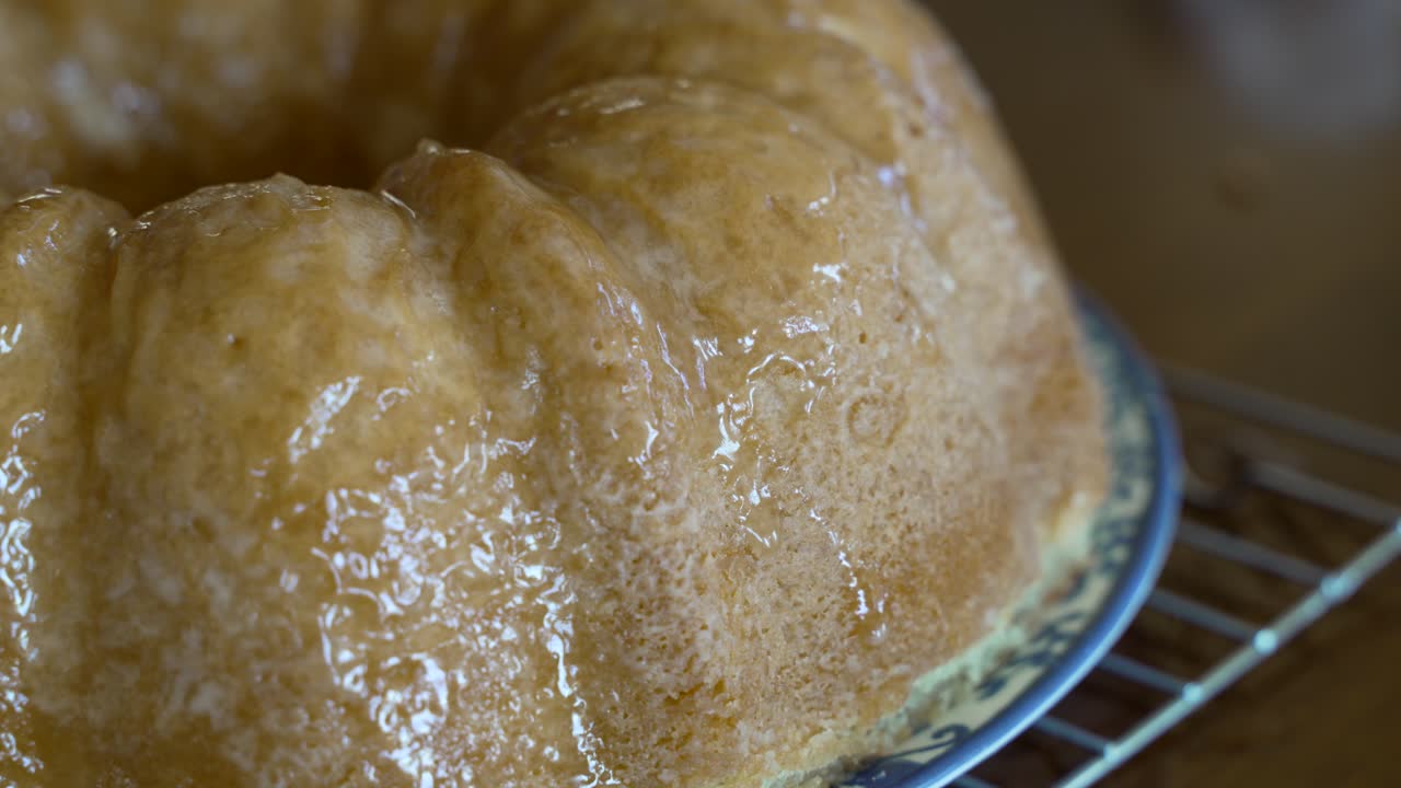 켄터키 버터 케이크의 브러싱 글레이즈 - 축소 - 파운드 케이크 시리즈