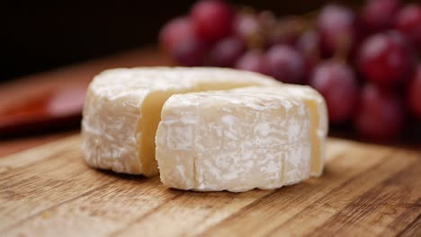 degustación de camembert con uvas