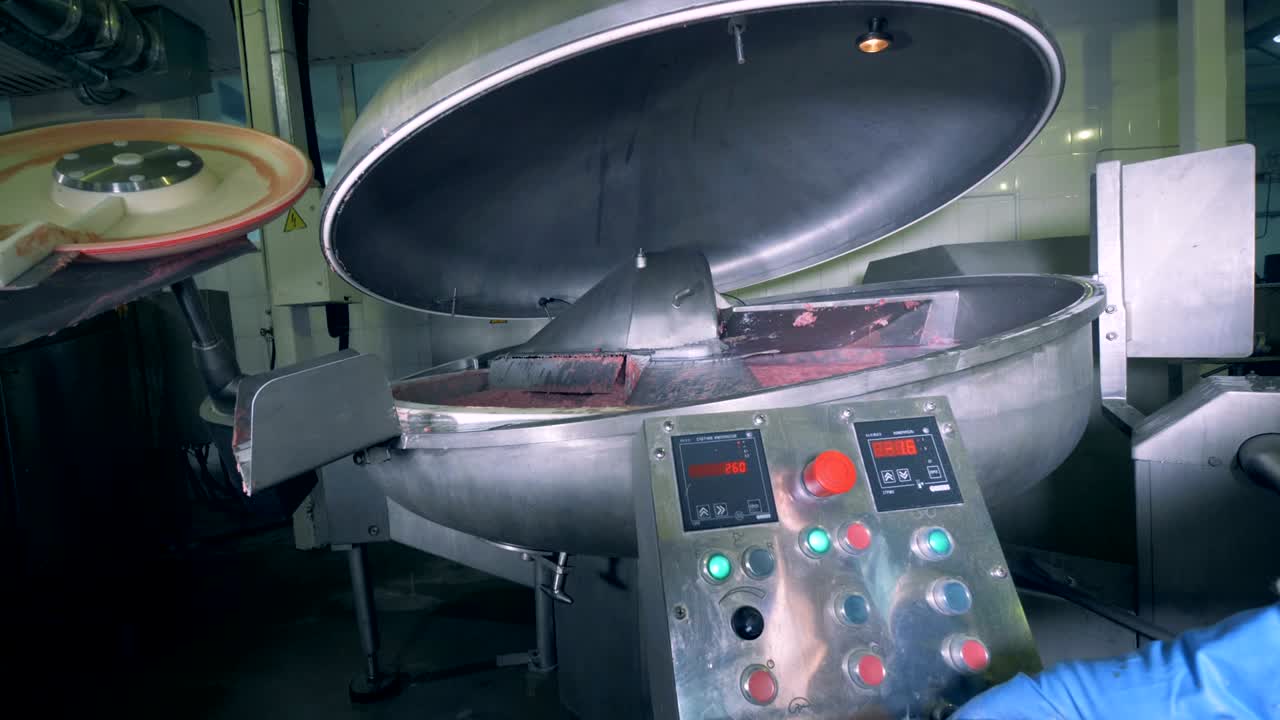 cierre de una máquina de agitación de carne durante el trabajo