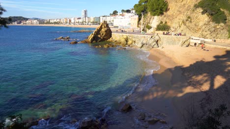 Strand-Felsen-Paradies-Lloret-De-Mar-Europäischer-Strand-Im-Mittelmeer-Spanien-Weiße-Häuser-Ruhiges-Meer-Türkisblau-Begur-Costa-Brava-Ibiza