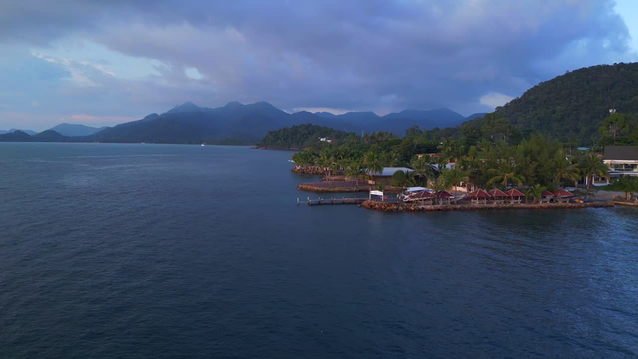 mejor vista aérea de vuelo de mochila isla de tailandia koh chang kai bae playa noche 22