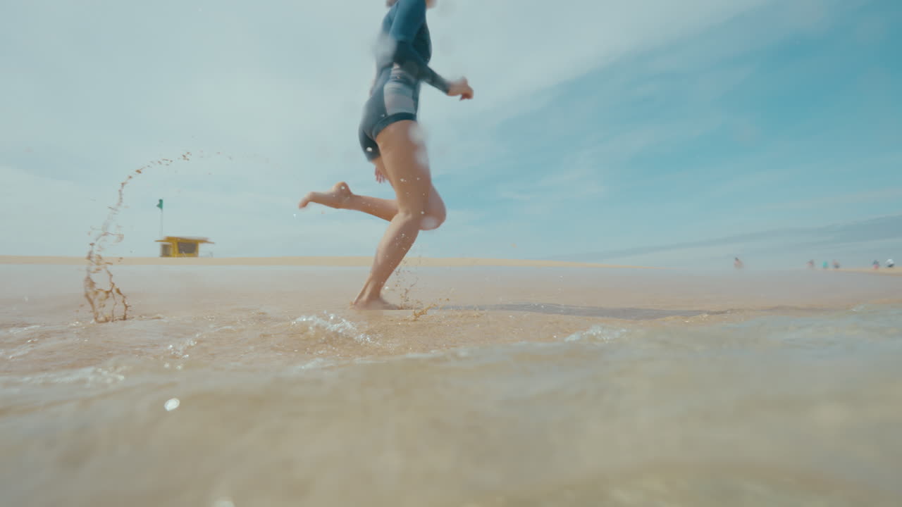 해변에서 달리는 여자