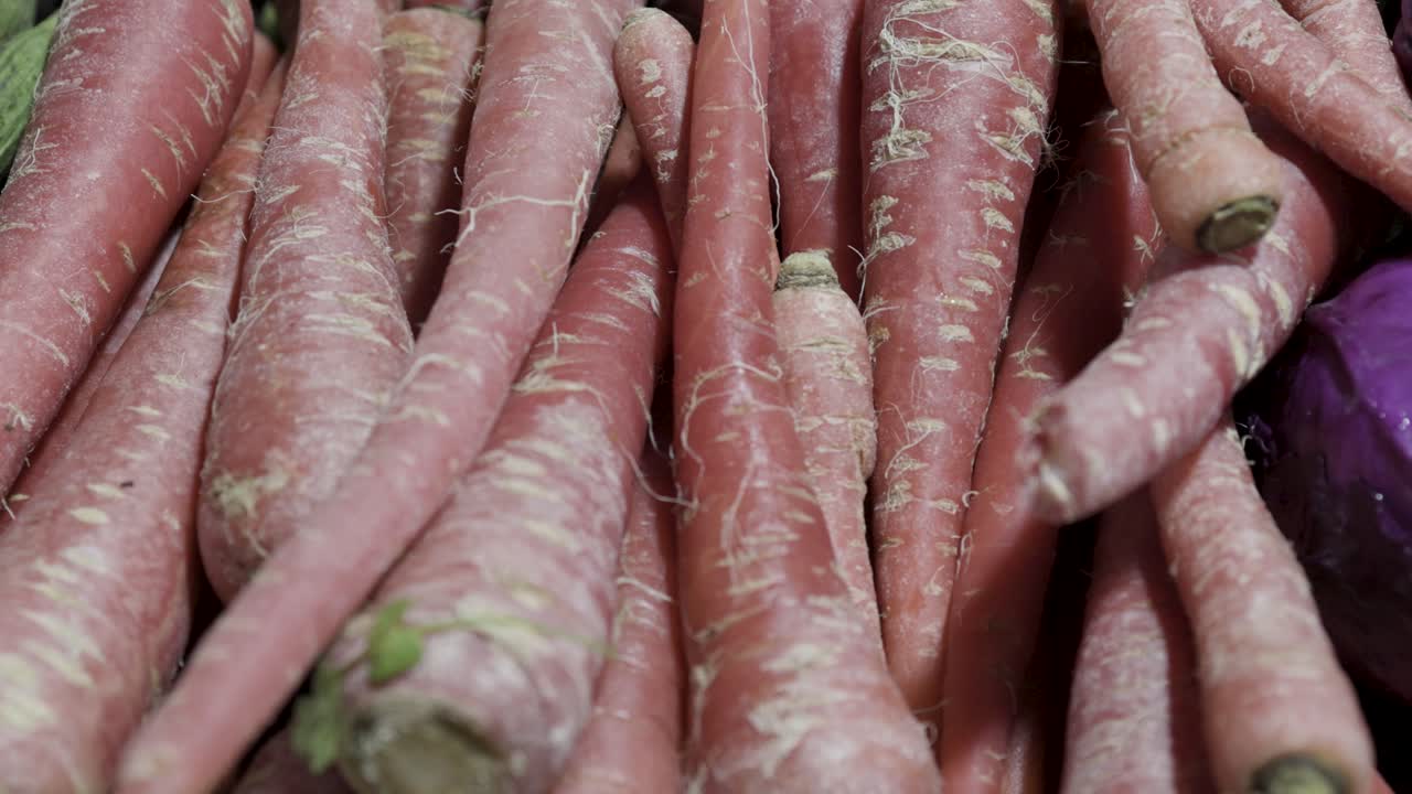 zanahorias en la tienda de verduras para la venta por la noche