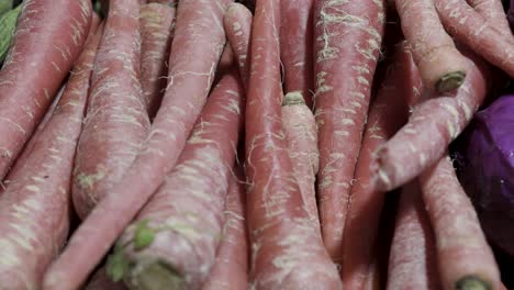 Zanahorias-En-La-Tienda-De-Verduras-A-La-Venta-Por-La-Noche.