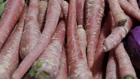 zanahorias en la tienda de verduras para la venta por la noche
