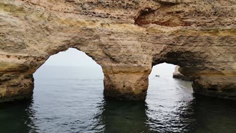 Drohnenaufnahme-Von-Bögen-An-Der-Küste-Der-Algarve-In-Portugal