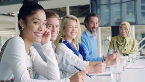 Kreative-Treffen-Sich-In-Einem-Modernen-Büro