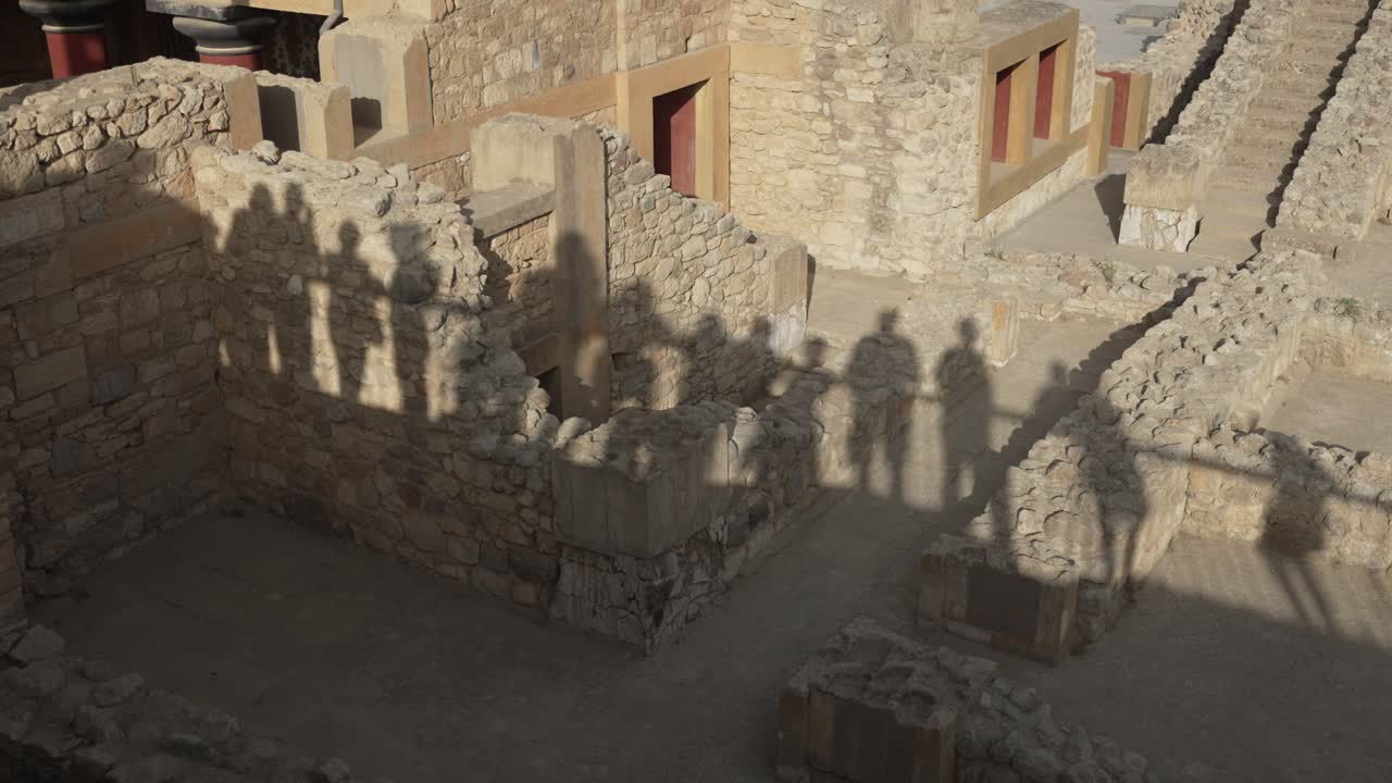 siluetas de sombras humanas en una pared en el sitio arqueológico de knossos, grecia