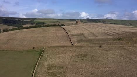 Luftbild-Nach-Vorne-In-Richtung-St.-Catherine&#39;s-Chapel-In-Der-Nähe-Von-Weymouth,-Und-Das-Dorf-Abbotsbury-Liegt-Hinter-Dem-Hügel