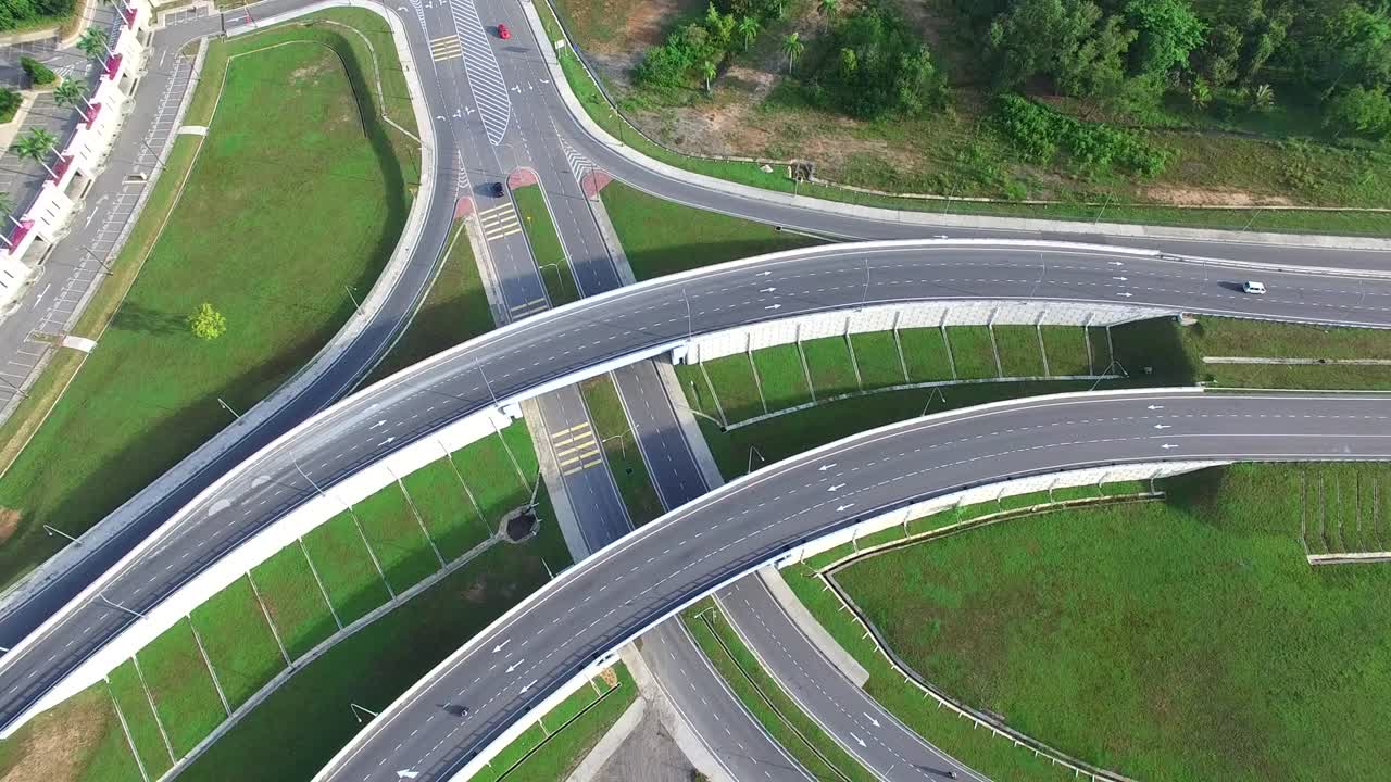 말레이시아 사바의 코타 키나발루 시의 도로 교차로의 항공 영상