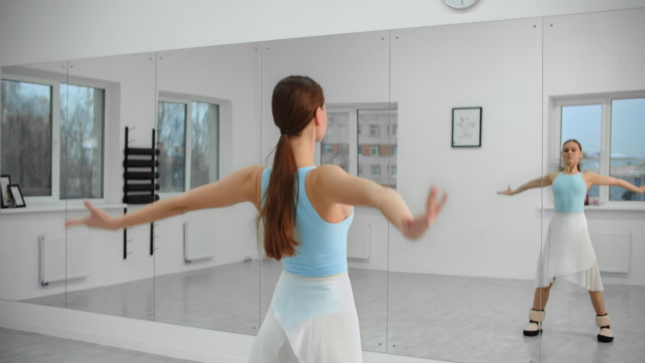 스튜디오 에서 연습 하는 발레 댄서