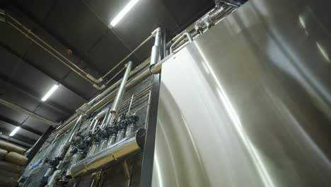 cervecería artesanal moderna. producción de cerveza artesanal. equipo moderno en la cervecería