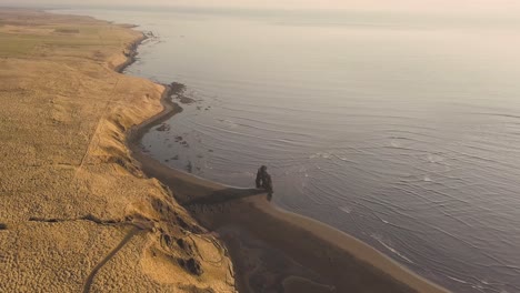 tomas de drones de la roca hvitserkur en islandia