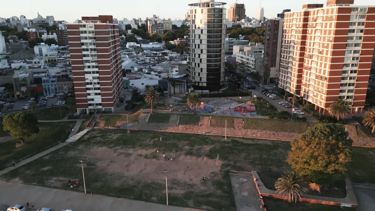 montevideo uruguay edificio aéreo moderno de rascacielos y tráfico en la carretera principal rambla