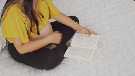 Una-Joven-Embarazada-Leyendo-Un-Libro