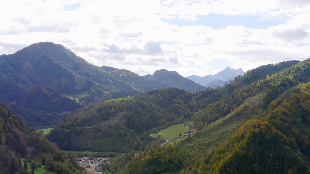 Dolci colline, catena montuosa alpina in una giornata estiva, Eisenkappel-Vellach, Austria