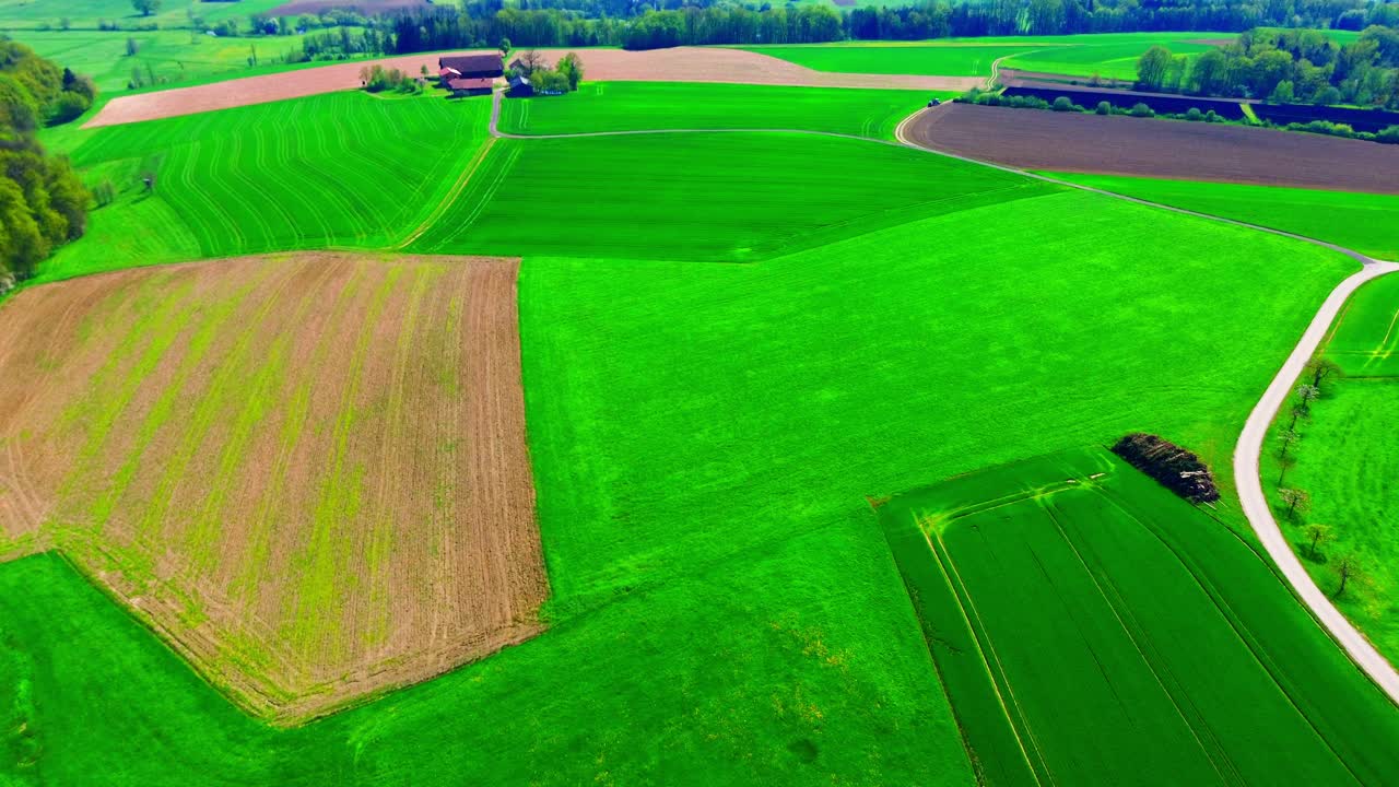 Ampia vista aerea di campi agricoli a mosaico in primavera