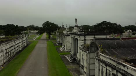 Drohnenansicht-Des-Alten-Metairie-Friedhofs-In-New-Orleans