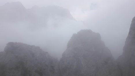 pasando por empinadas crestas rocosas y revelando enormes montañas en los alpes