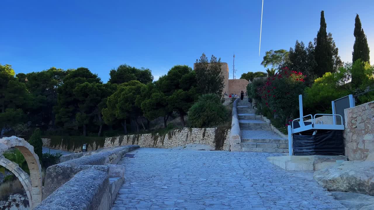 알리칸테의 산타 바바라 성은 낮에  ⁇ 은 파란 하늘과 발레아르 해를 내려다보는 4k 30 fps