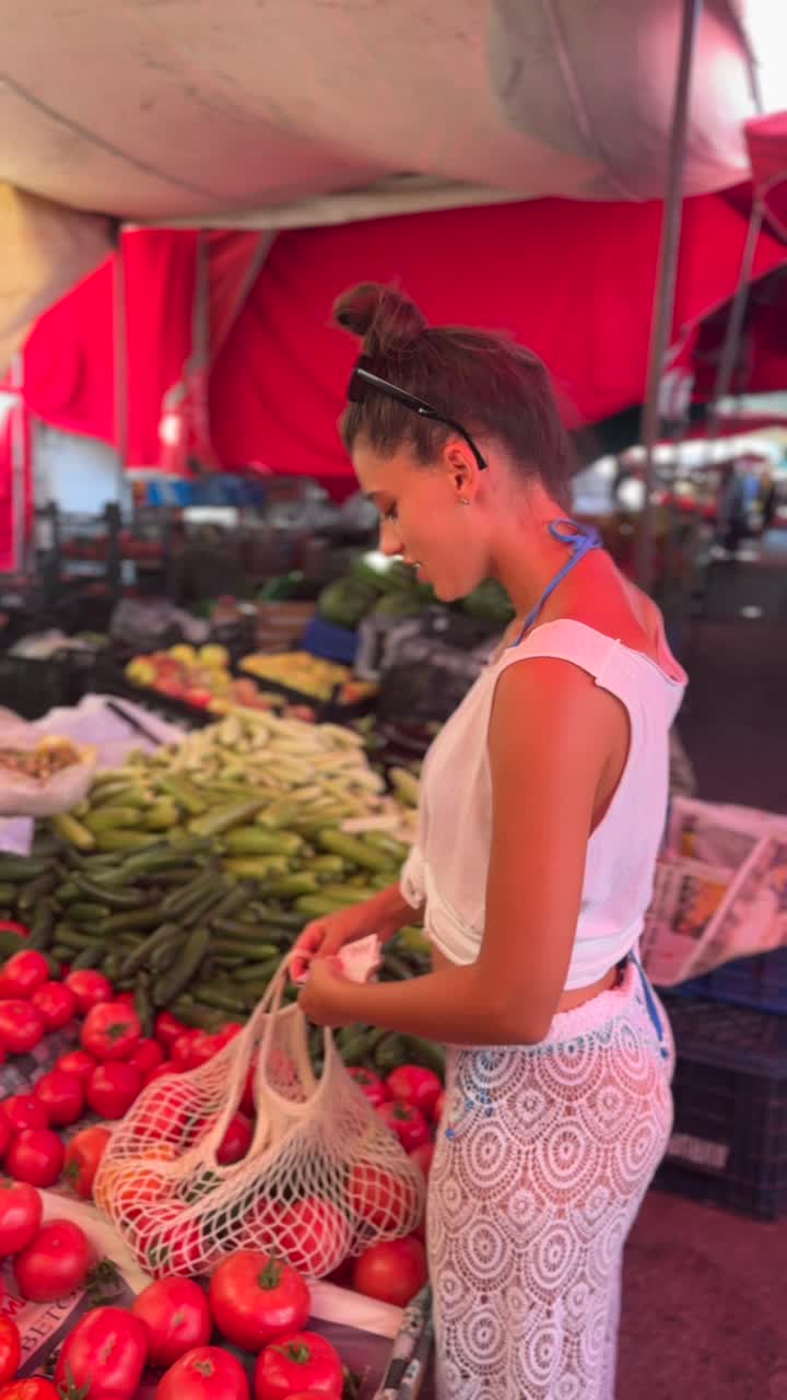 mujer comprando productos en un mercado