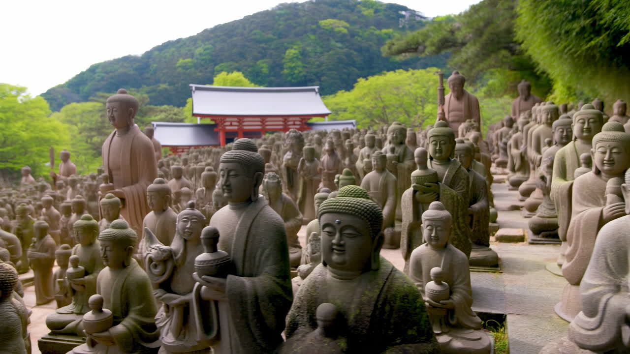 Sakin Bir Japon Tapınak Bahçesinde Yüzlerce Taş Buda Heykeli