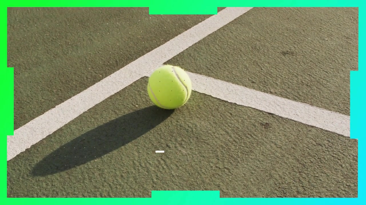 Valkoisia palkkeja ilmestyy ja turkoosi reunus rajaa kuvaa, kun tennispallo asettuu, pyörii ja paljastaa kentän.
