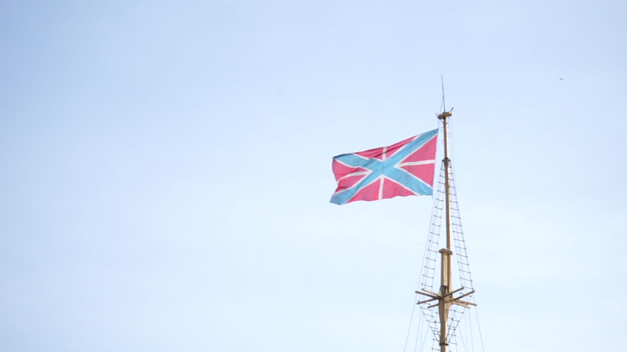 푸른 하늘을 배경으로 마스트에 있는 역사적인 배의 발