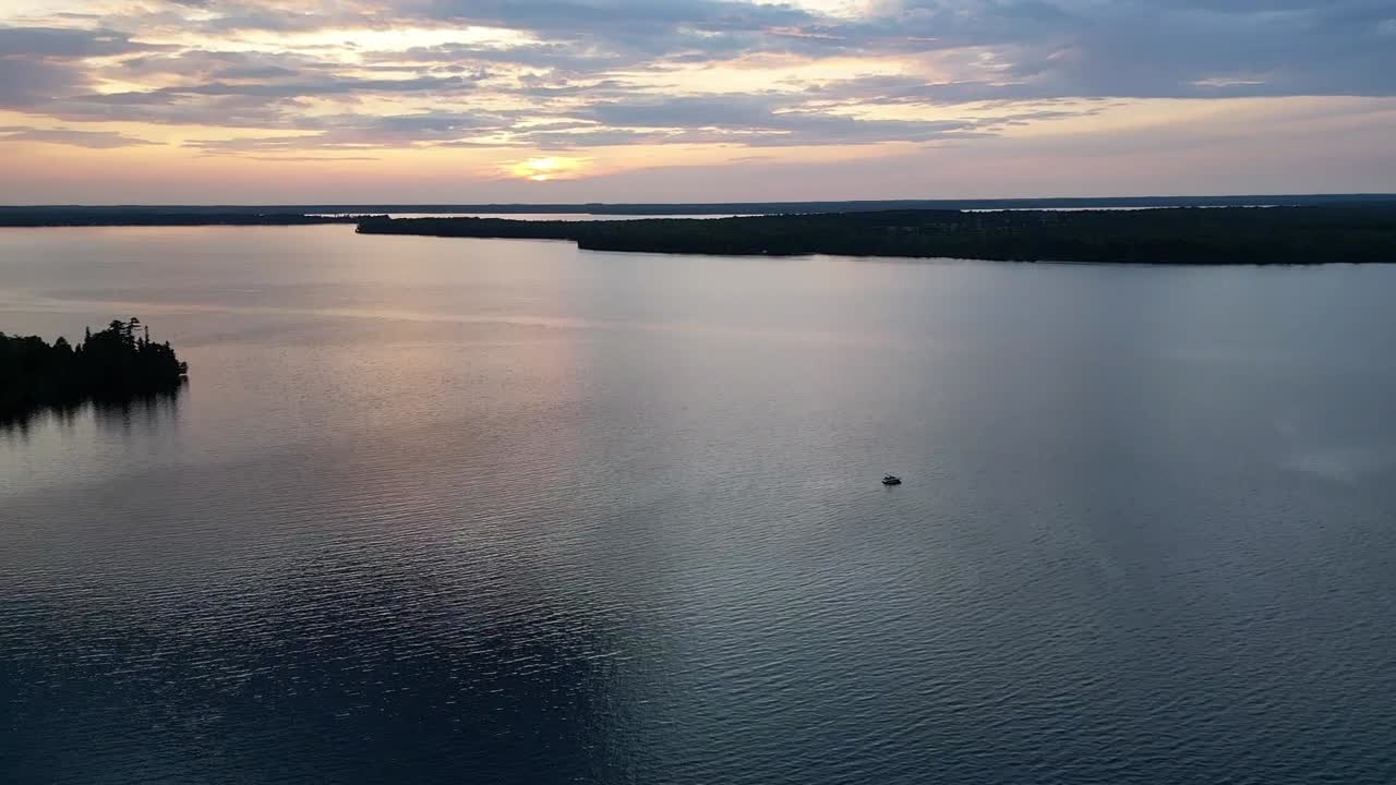 barco aislado en el tranquilo lago rosseau durante la puesta de sol en ontario, canadá