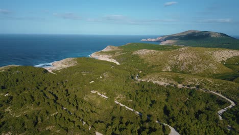 Malerische-Strandbucht-Mit-üppiger-Grüner-Hügellandschaft,-Klarem-Türkisfarbenem-Meerwasser-Und-Sand