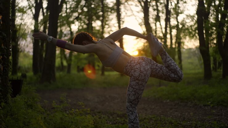 donna che pratica yoga nella foresta