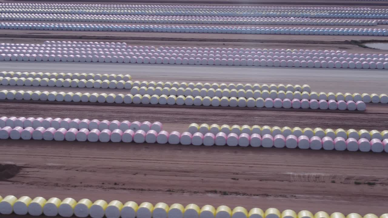 fotografía aérea, volando hacia la izquierda, de balas de algodón cerca de nyngan en nsw