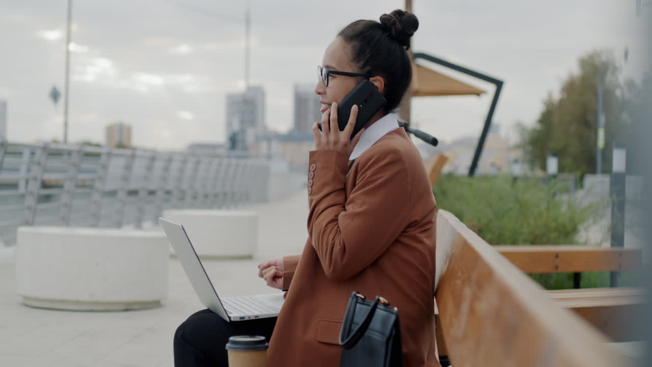 mujer de negocios que trabaja al aire libre