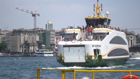 ferry en el puerto de estambul