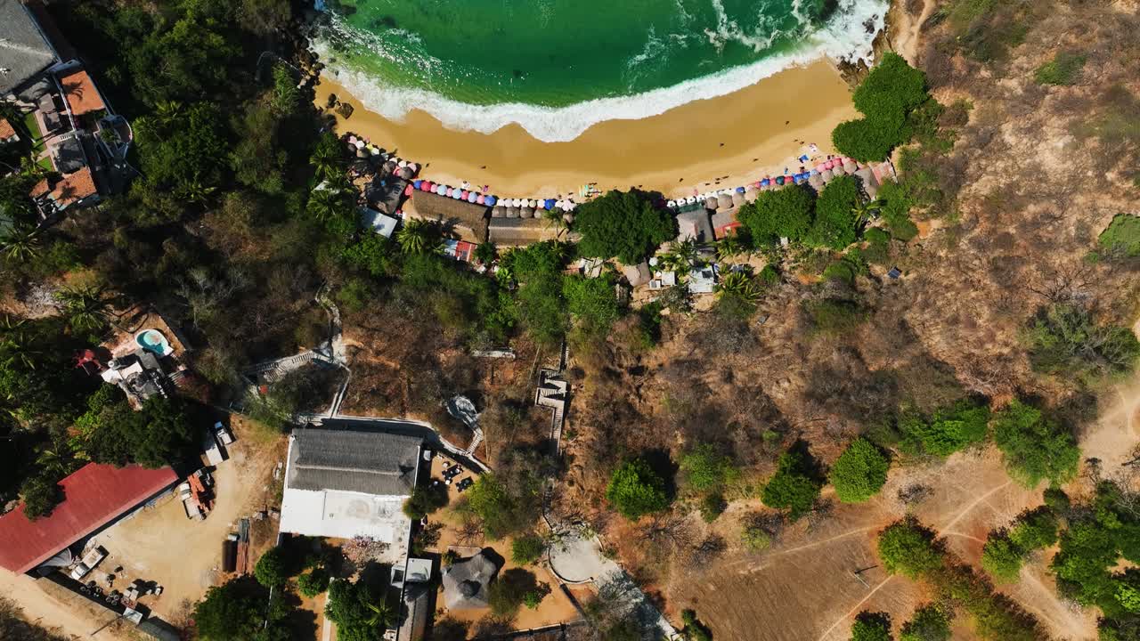 vista aérea sobre la playa de carrizalillo en el soleado puerto escondido, méxico - ojo de pájaro, toma de dron
