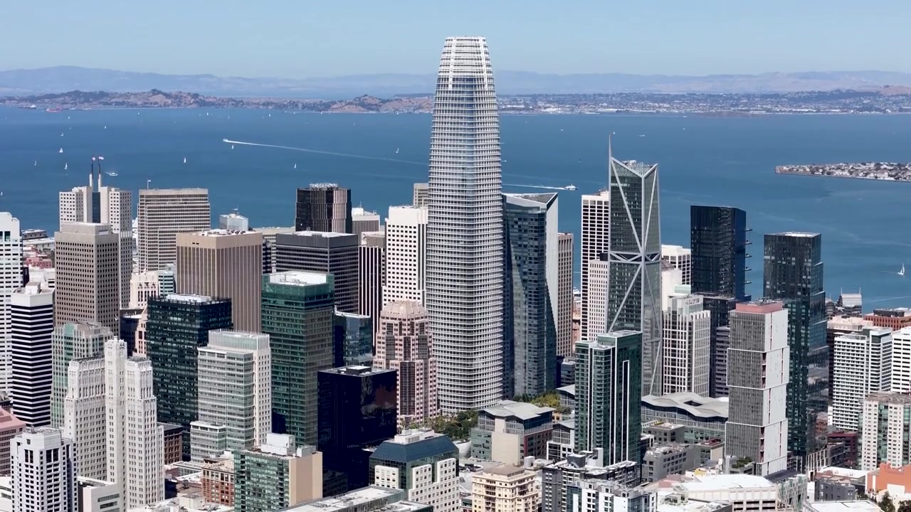 Vista aerea dello skyline del centro di San Francisco con grattacieli e architettura iconica, inclusa la Salesforce Tower. Il Bay Bridge è visibile sullo sfondo