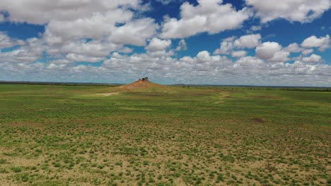 Drohnenaufnahmen-Eines-Kleinen-Hügels-In-Der-Weiten-Ebene-Des-Outbacks-Von-Queensland