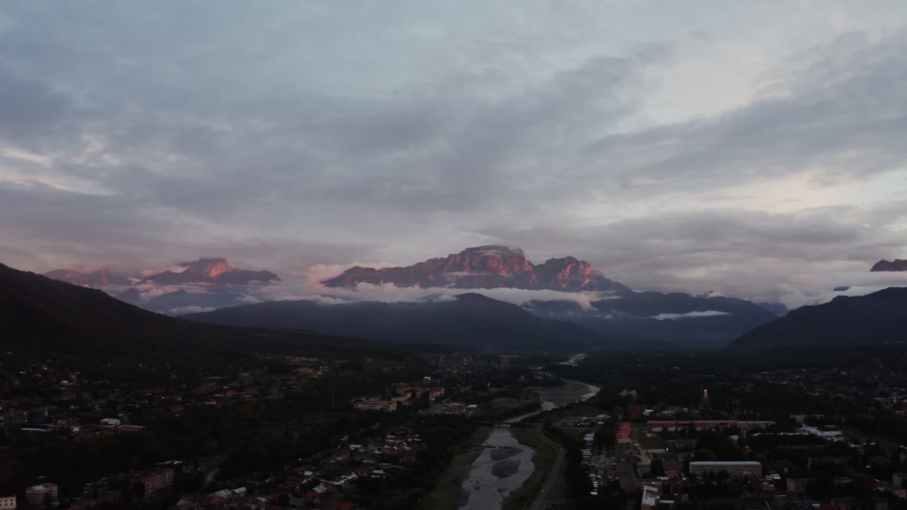 vista del atardecer en el valle de la montaña