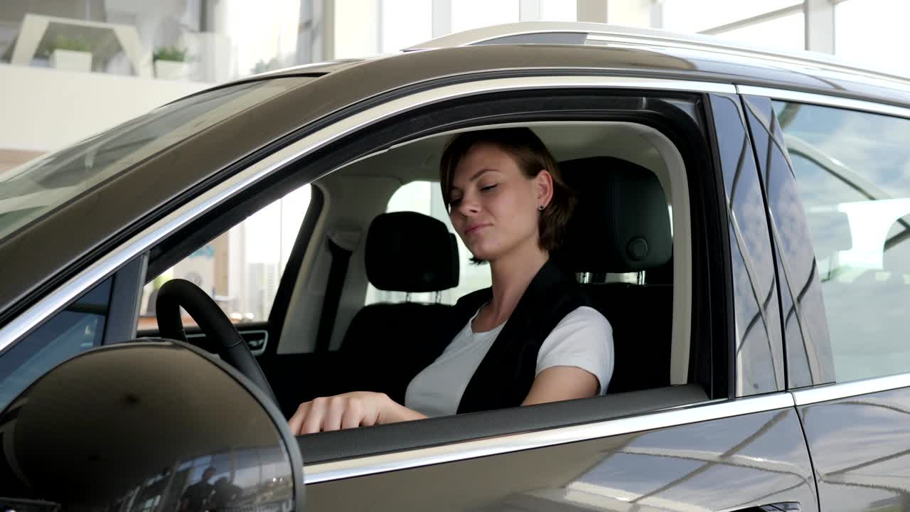 retrato dueño de un nuevo automóvil, el conductor inspecciona su coche, joven feliz