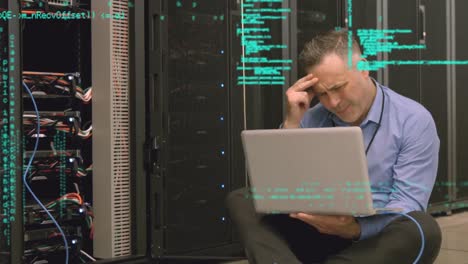 animación del procesamiento de datos sobre un hombre caucásico usando una computadora portátil en la sala de servidores