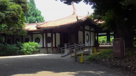 la vista del santuario en el jardín nacional shinjuku gyoen