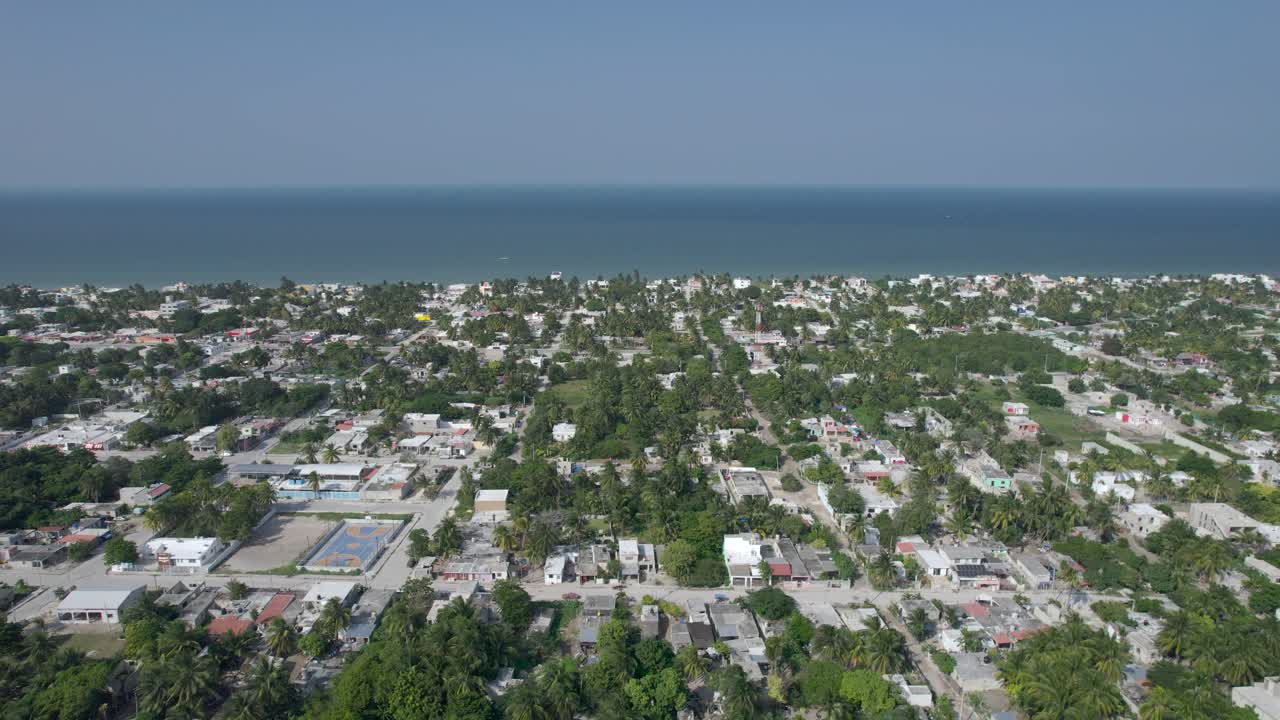 vista de drones del pueblo pesquero de chuburná en yucatán con su manglar