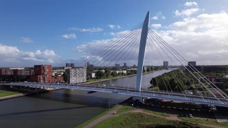 Automóviles-Y-Bicicletas-Que-Pasan-Por-Encima-Y-Por-Debajo-Del-Puente-De-Cable-Prins-Clausbrug-Ciudad-Acceso-Al-Barrio-Residencial-De-Utrecht-Kanaleneiland