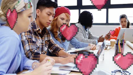 animación de los corazones cayendo sobre diversos empresarios que trabajan en la oficina