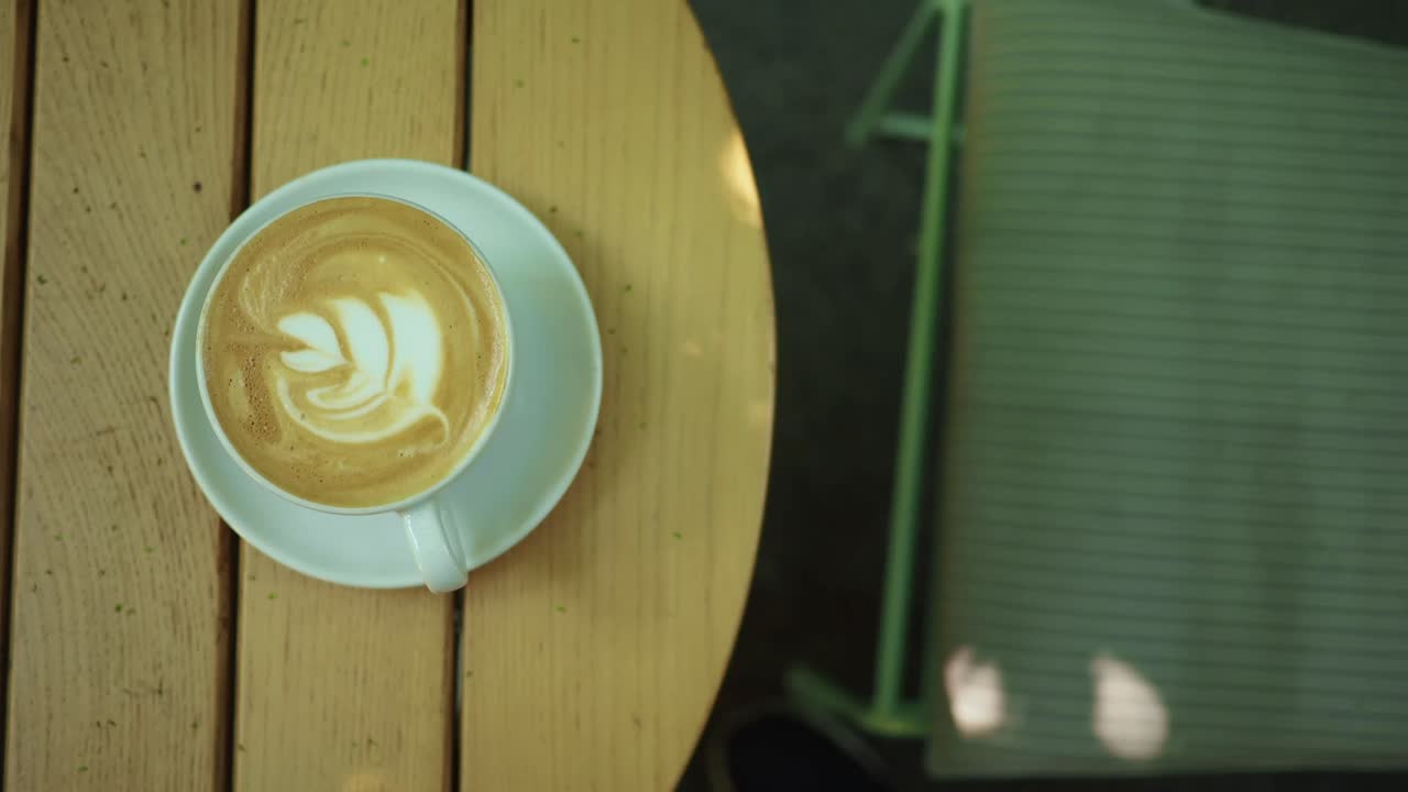 Vista dall'alto di caffè latte decorato su un tavolo di legno