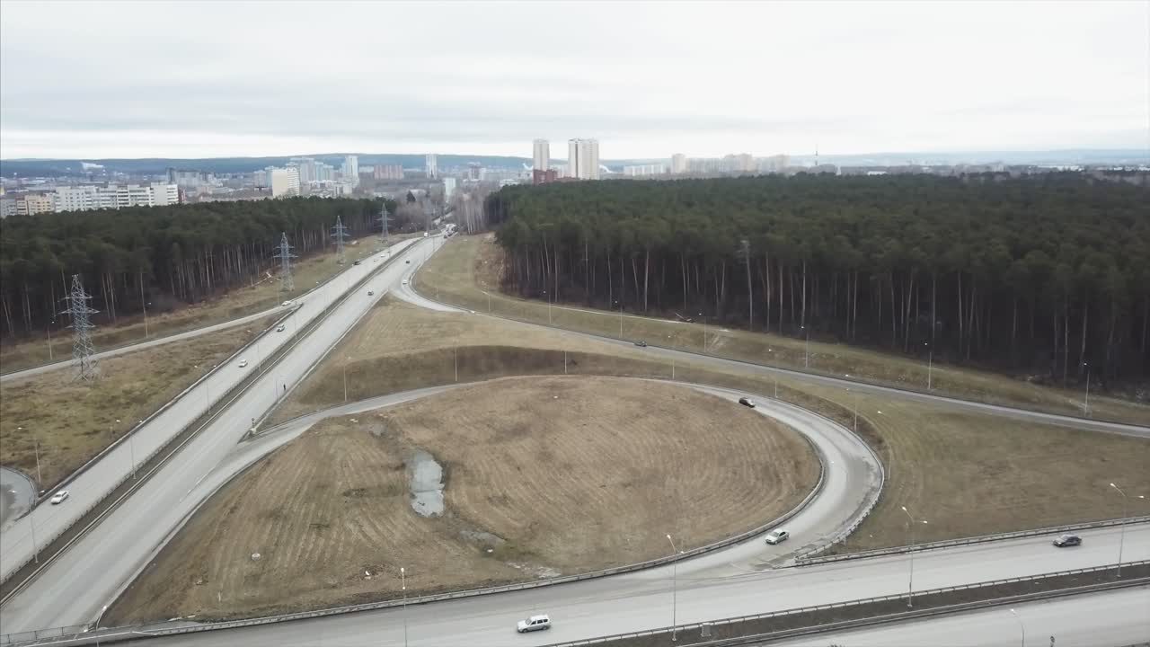 взгляд с воздуха на развязку шоссе